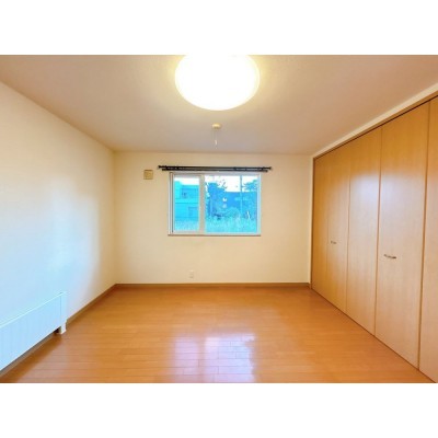 【期間限定現況販売】南西側約8帖洋室です。南向きで陽当たり…