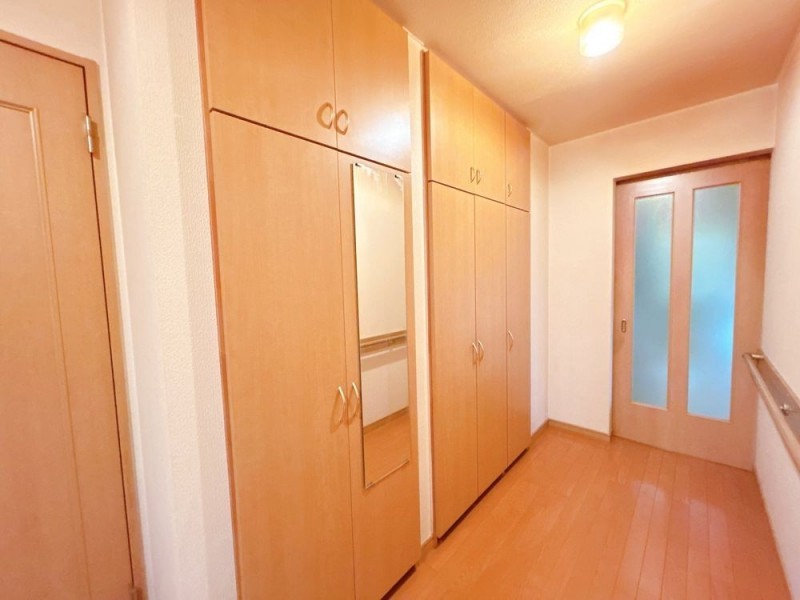 【期間限定現況販売】廊下の収納です。お部屋以外の収納がある…