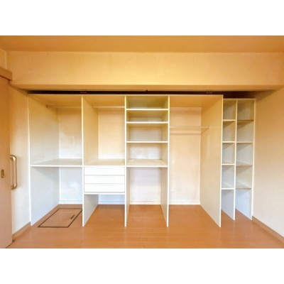【期間限定現況販売】南東側約6帖洋室の収納です。棚がついて…