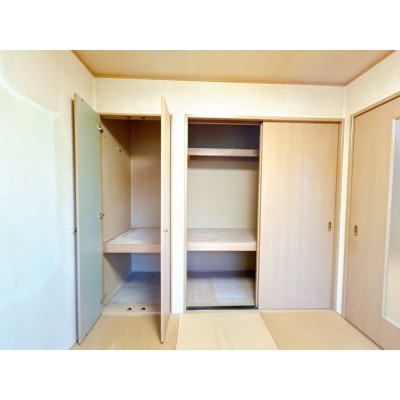 【期間限定現況販売】南側約4.5帖洋室の収納です。大きな押し…