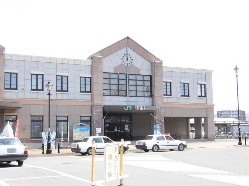 余市駅まで約650ｍ徒歩9分。駅が徒歩圏内ですと電車移動もラク…