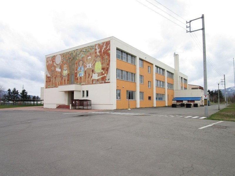 余市町立黒川小学校まで約900ｍ徒歩13分。小学校が近いとお子…