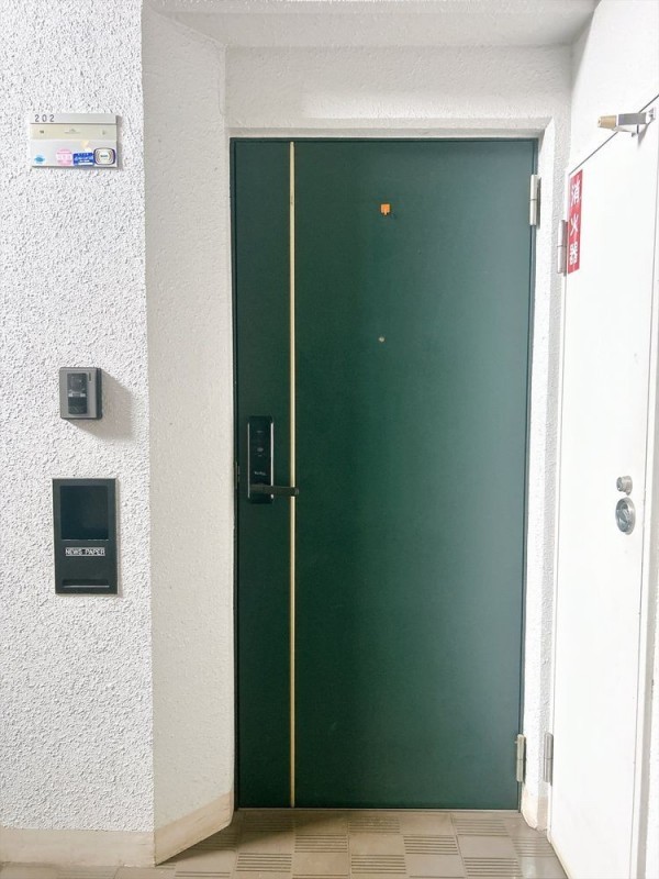 【リフォーム前】玄関は鍵交換いたします。