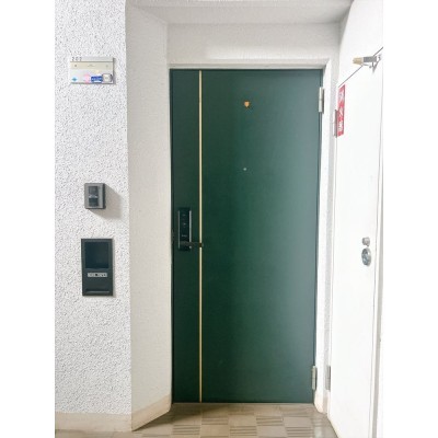 【リフォーム前】玄関は鍵交換いたします。