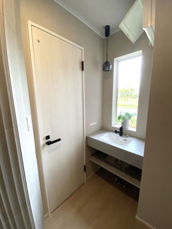 トイレの隣に洗面所がありますのですぐ手洗いができて便利で衛生的♪