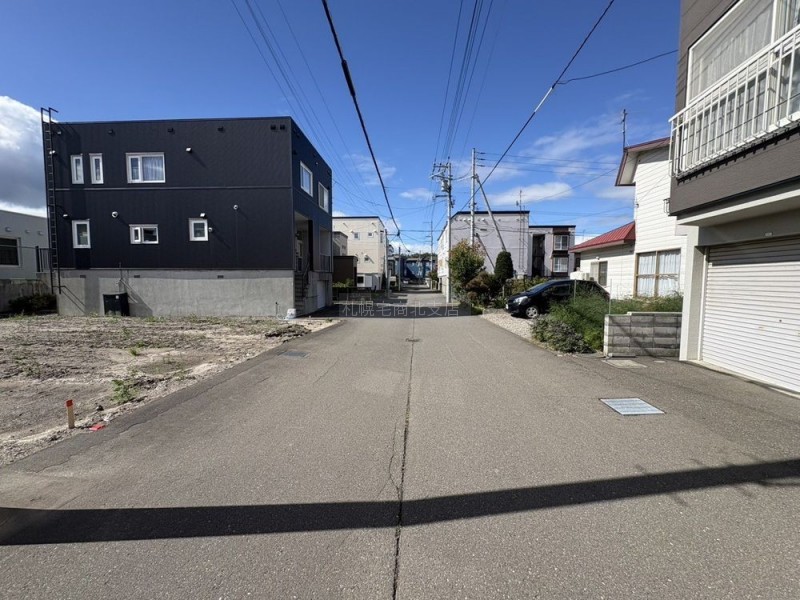 南側道路からの日当たりと風通りが良好。敷地前面にゆとりがあ…