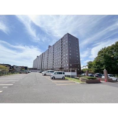 【建物外観】7階の部屋です。敷地内駐車場・駐輪場完備です。