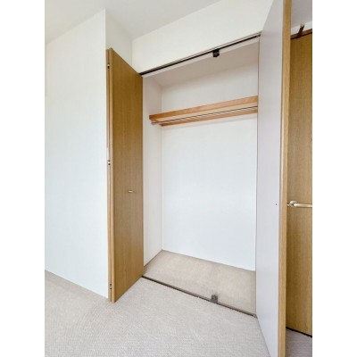 【リフォーム前写真】南東側洋室約5.7帖のクローゼットです。…