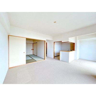 【リフォーム前写真】リビング。LDKは約20.2帖で広々としてい…