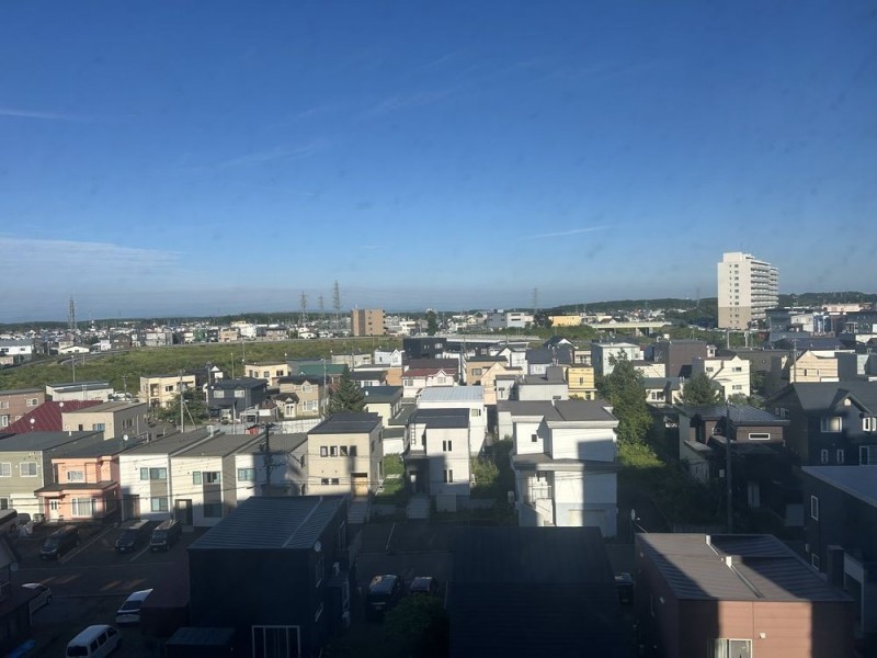 【リフォーム前写真】リビング窓からの眺望です。北広島の街並…