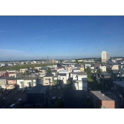 【リフォーム前写真】リビング窓からの眺望です。北広島の街並…