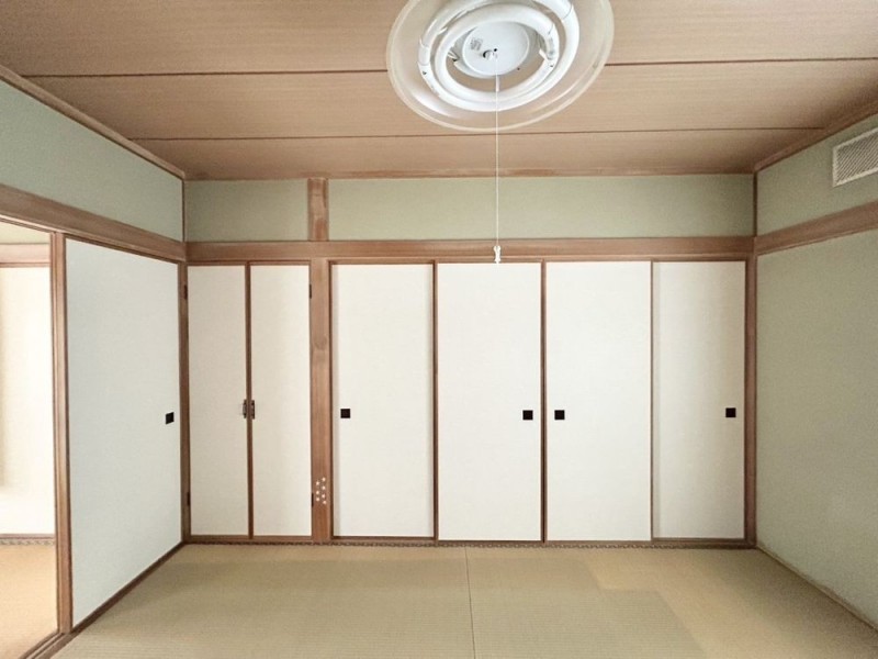 【現況】1階玄関横約6畳和室には収納がございます。