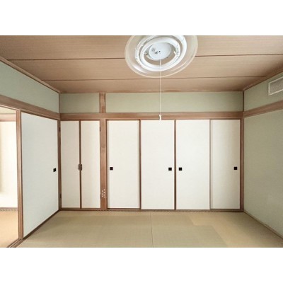 【現況】1階玄関横約6畳和室には収納がございます。