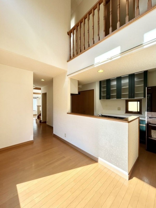 【現況】キッチンはアイランドキッチンです。目の前にはダイニ…