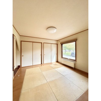 【現況】リビング横には約8帖の和室がございます。琉球畳のか…