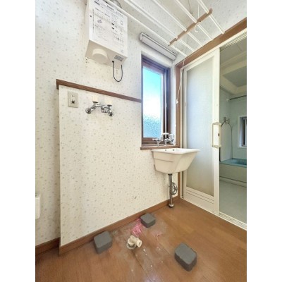 【現況】洗面室内にはボイラー、洗濯置き場、洗面設備がござい…