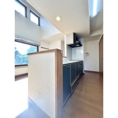 【現況】キッチンはアイランドキッチンです。目の前にはダイニ…