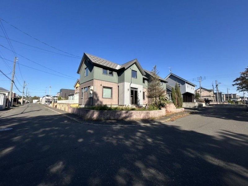 【現況】南西・南東道路付けの角地の為日当たり良好。目の前に…