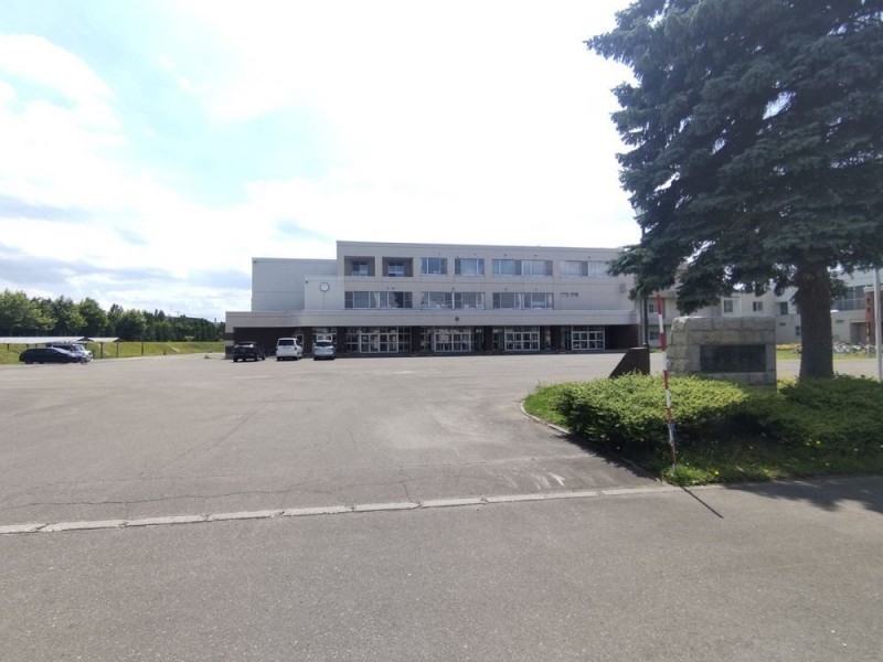 【中学校】中央中学校まで約550ｍと徒歩約7分です。