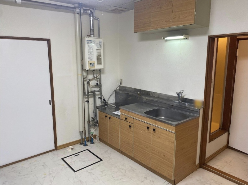 キッチン｜給湯器・吊戸棚