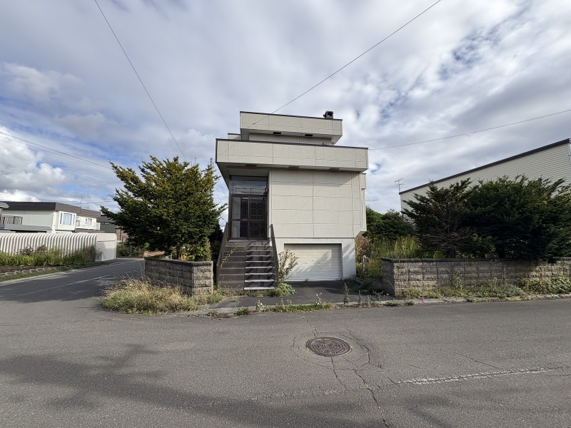 現地 正面外観（現況建物は更地渡し）