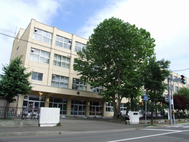 小学校：札幌市立美香保小学校：428m