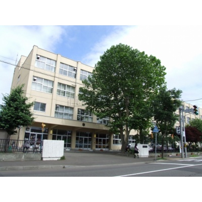 小学校：札幌市立美香保小学校：428m