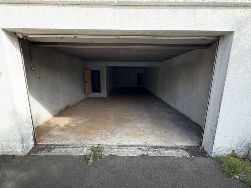 シャッター付き地下物置