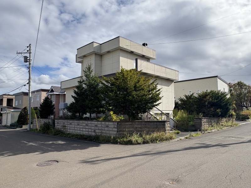 北西角から見た外観・2面公道の角地