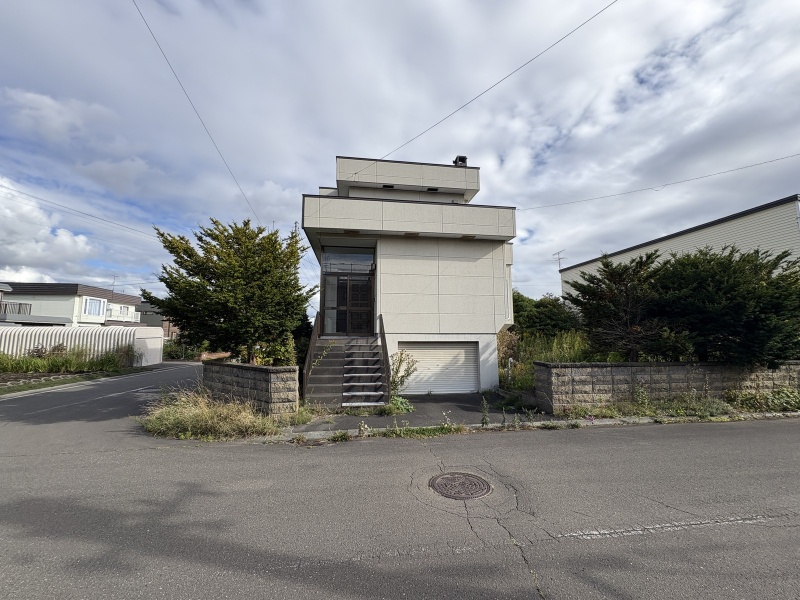 北側道路からの外観