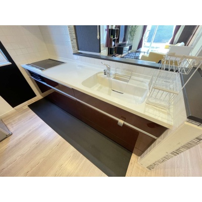 千歳市みどり台北3丁目 都市ガスエコジョーズ 5LDK中古戸建 対面式キッチン。3口のIHクッキングヒーターです