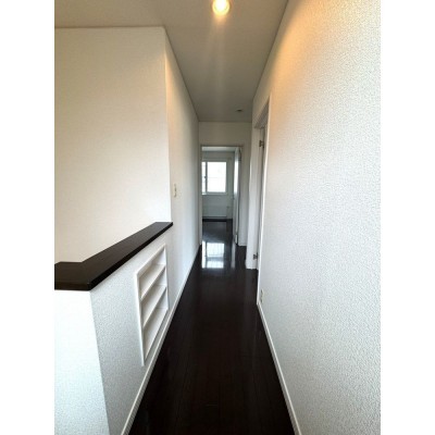 【即入居可】現況の２階ホールの写真になります。廊下にも収納…