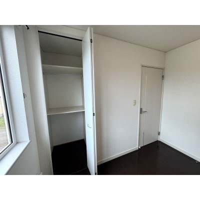 【即入居可】２階南東側洋室の収納の写真になります。