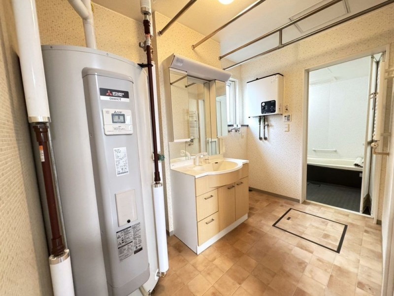 【即入居可】脱衣場の写真です。トイレと別空間のため、来客時…