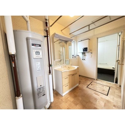 【即入居可】脱衣場の写真です。トイレと別空間のため、来客時…