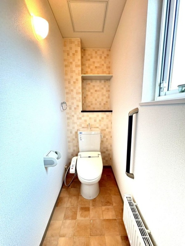 【即入居可】1階のトイレの写真です。窓付きで、自然換気が可…