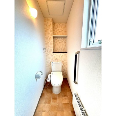 【即入居可】1階のトイレの写真です。窓付きで、自然換気が可…
