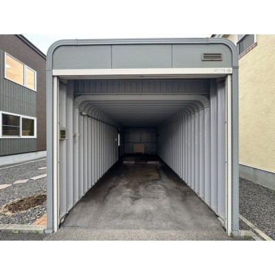 【即入居可】車庫の写真になります。内部も舗装されており、リ…