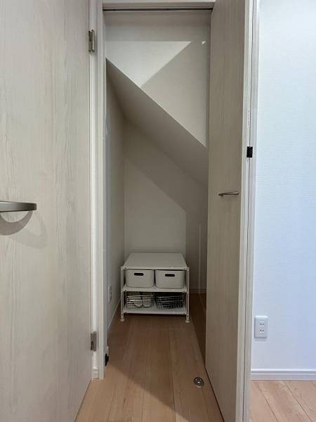掃除道具やシーズンオフの品を収納できる階段下収納。