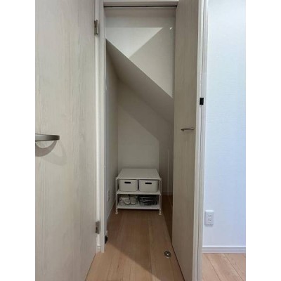掃除道具やシーズンオフの品を収納できる階段下収納。