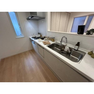 キッチンには食洗機や都市ガスの3口コンロがあります。豊富な収