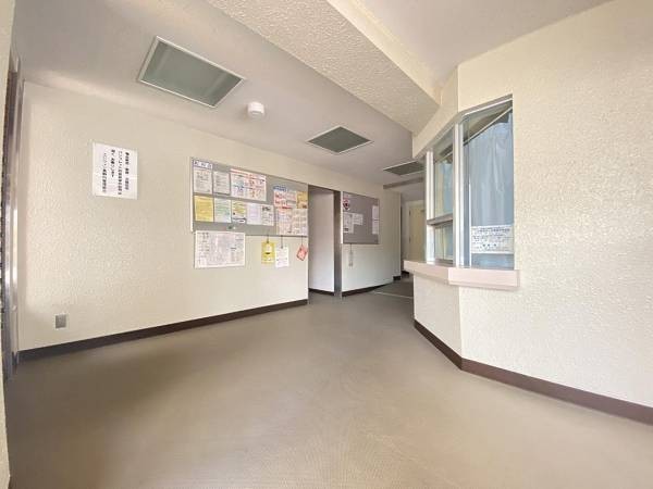建物ロビースペースには管理人室がございます。