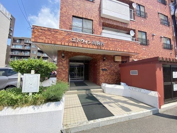エントランスは横幅十分で荷物の搬出搬入もしやすいです。