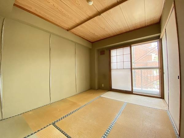 キッチン横の約6帖の和室