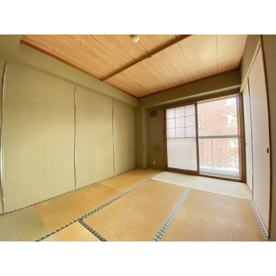 キッチン横の約6帖の和室