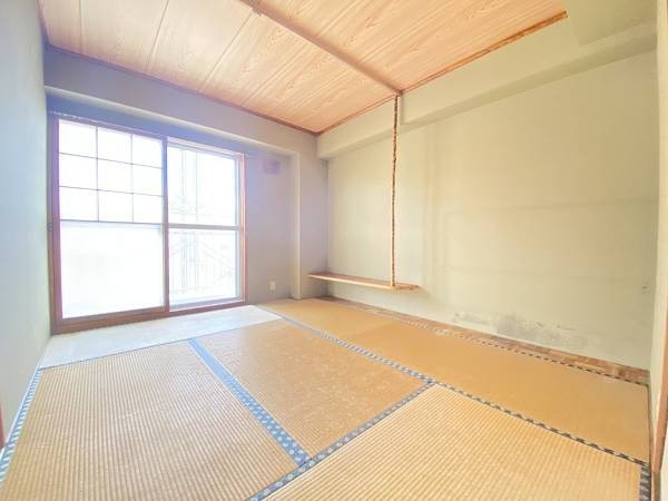 南角の約6帖の和室には板の間もございます。