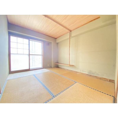 南角の約6帖の和室には板の間もございます。