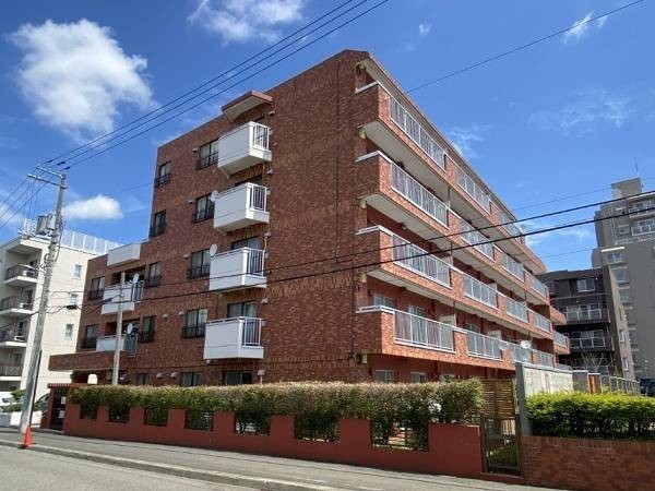 ブラウンのタイル貼りでマンションらしい重厚感ある佇まい。