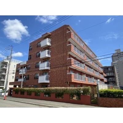 ブラウンのタイル貼りでマンションらしい重厚感ある佇まい。