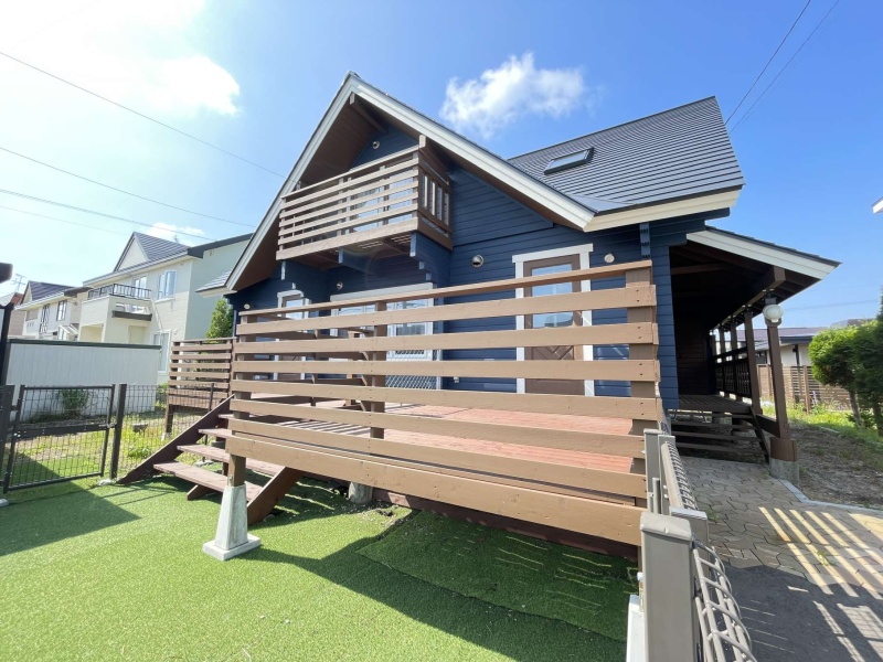 千歳市里美三丁目のログハウス施工中古戸建です。整備されたドッグランスペース。2025年9月外壁屋根塗装済み。